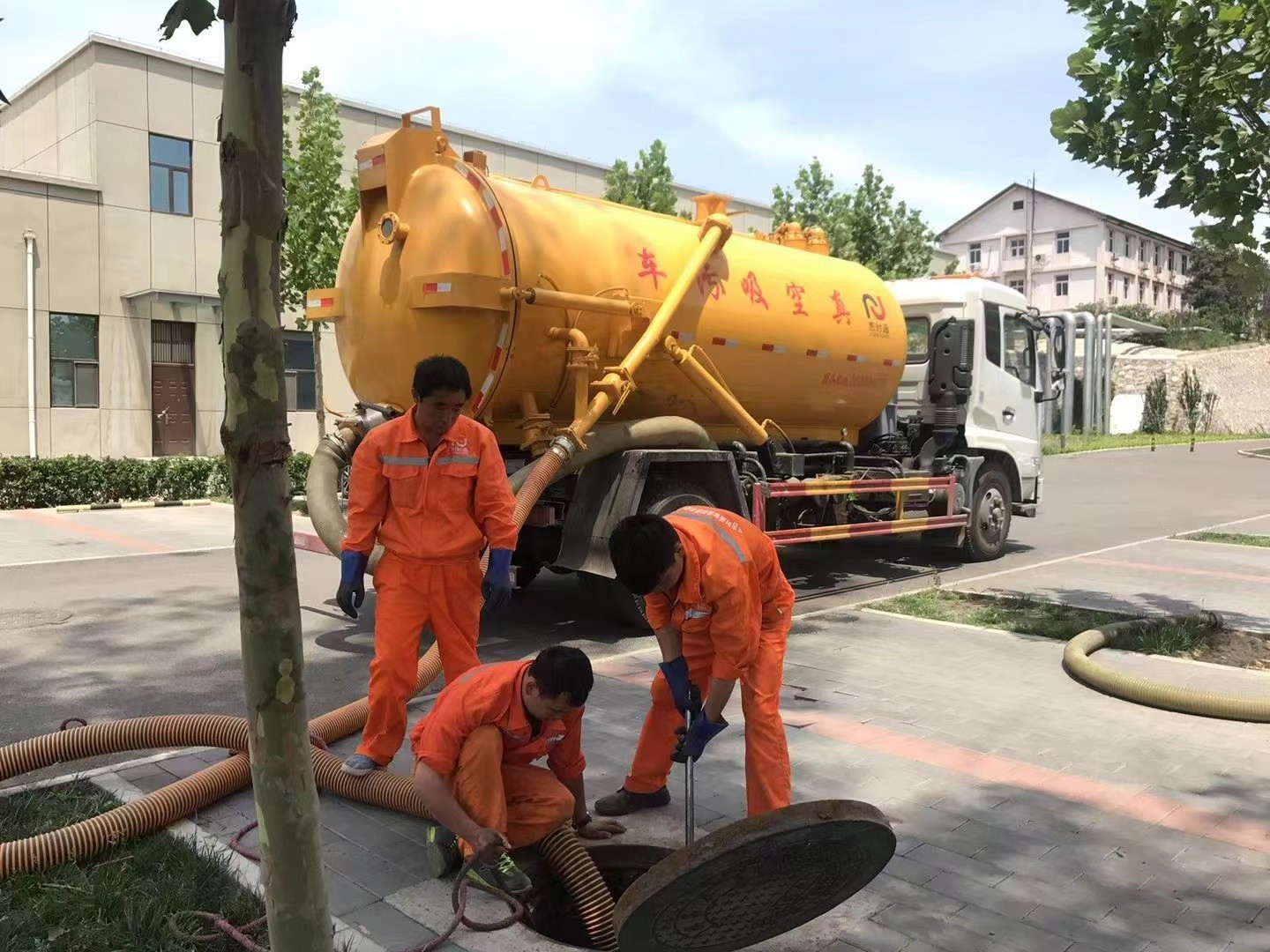 沙坡头化粪池清理与5-8吨吸粪车施工效率分析